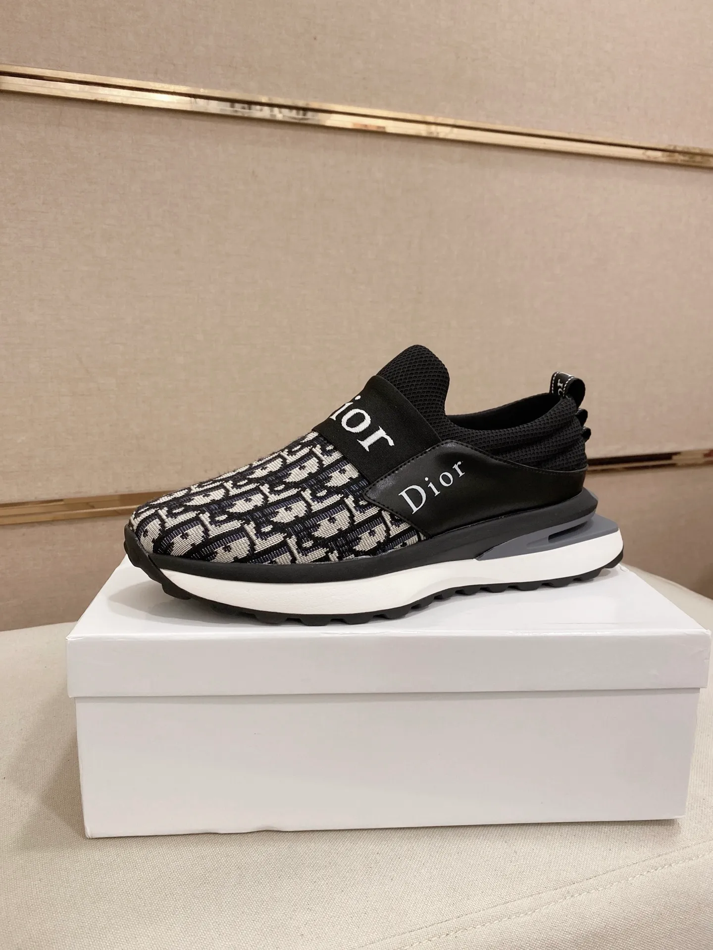 Men's shoes💰: 462💰 [Dior·Dior] New casual sports style men's shoes, new spring and summer design, perfect workmanship, lace-up style to create wardrobe quality, upper: imported first-layer cowhide, sheepskin lining is soft and comfortable, ultra-light TPU wear-resistant outsole, simple, versatile fashion men's shoes, excellent color code number 38--44. Can be customized 45 non-returnable